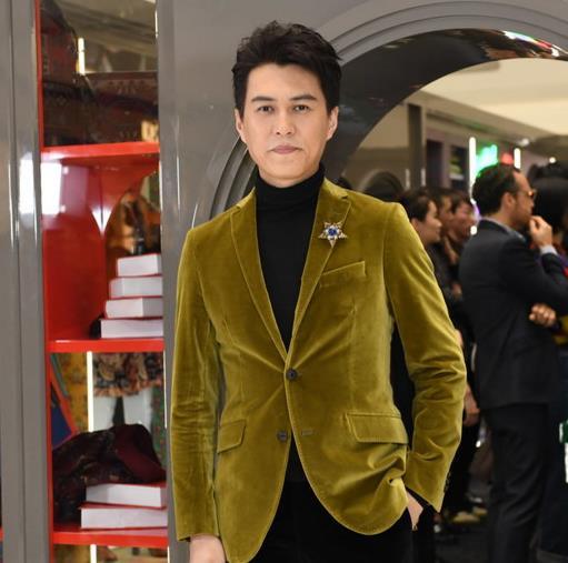 靳东为啥不拍古装剧？这事儿还真有点意思。

你看他西装革履往那一站，就是精英本英