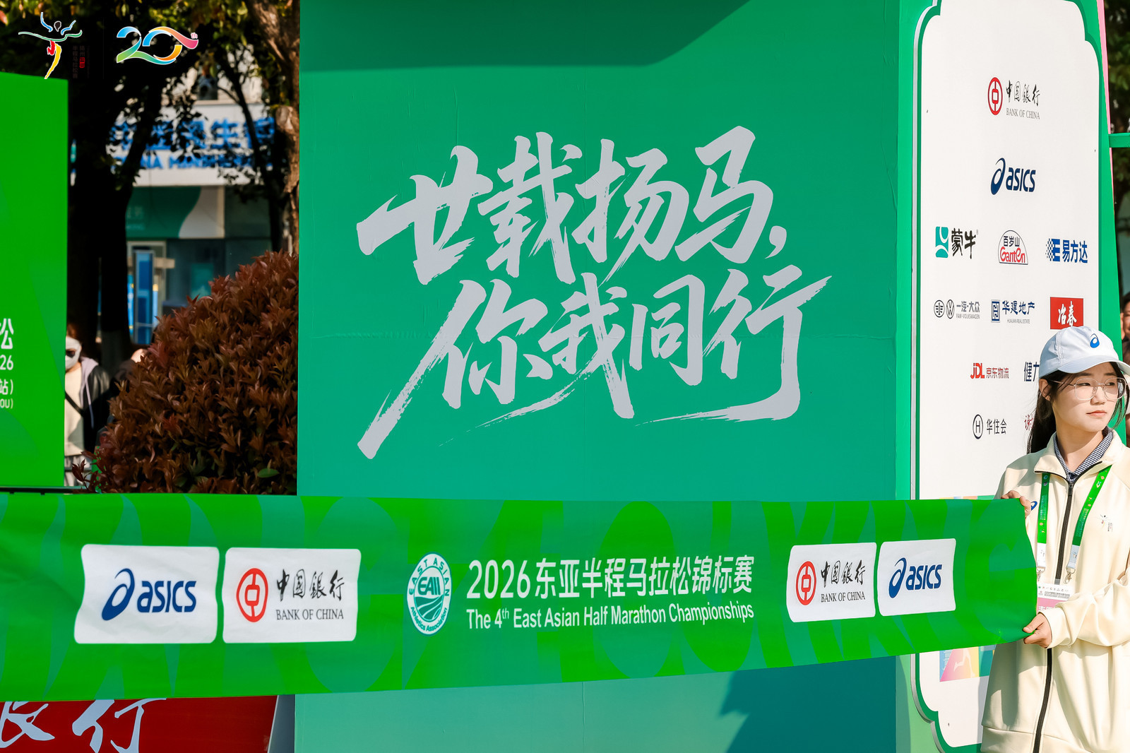 扬州马拉松赛道上引发热议的“戏精陪跑搭子”，实为一汽-大众为庆祝速腾入华20周年