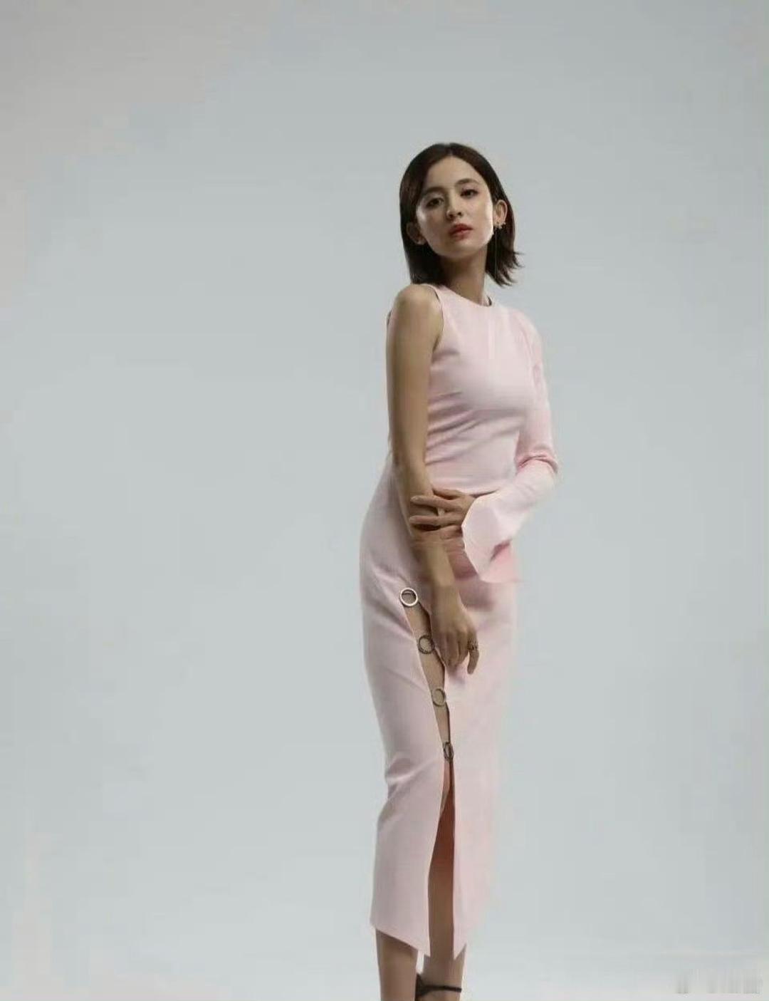 原来古力娜扎真的没有脚脖子，咋也这么高……违背了规律吧？ 