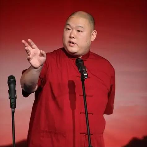 评书演员，王玥波说，郭德纲这个人，仗义，最困难的时候，也不抠抠搜搜，有一次我和他