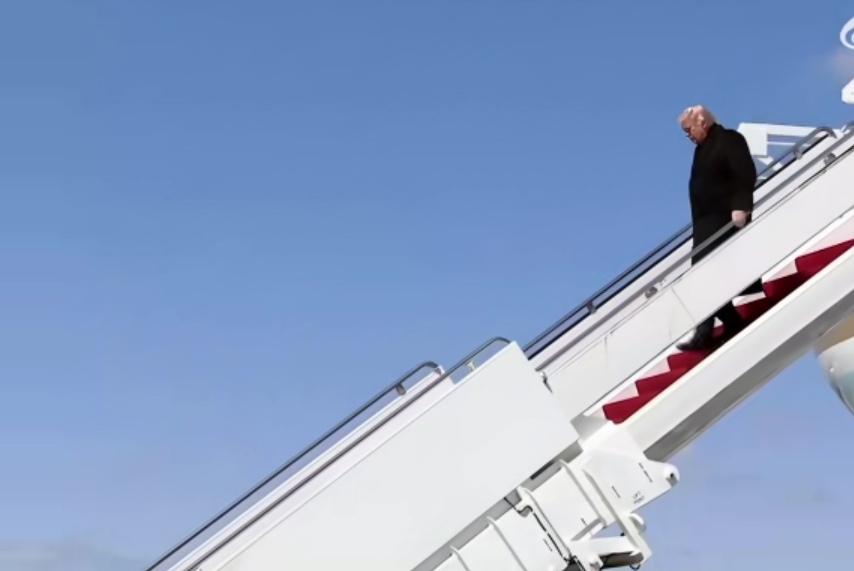 🇺🇸特朗普与美国众议院议长约翰逊、美国防长赫格塞斯等美国政府官员、议员抵达特