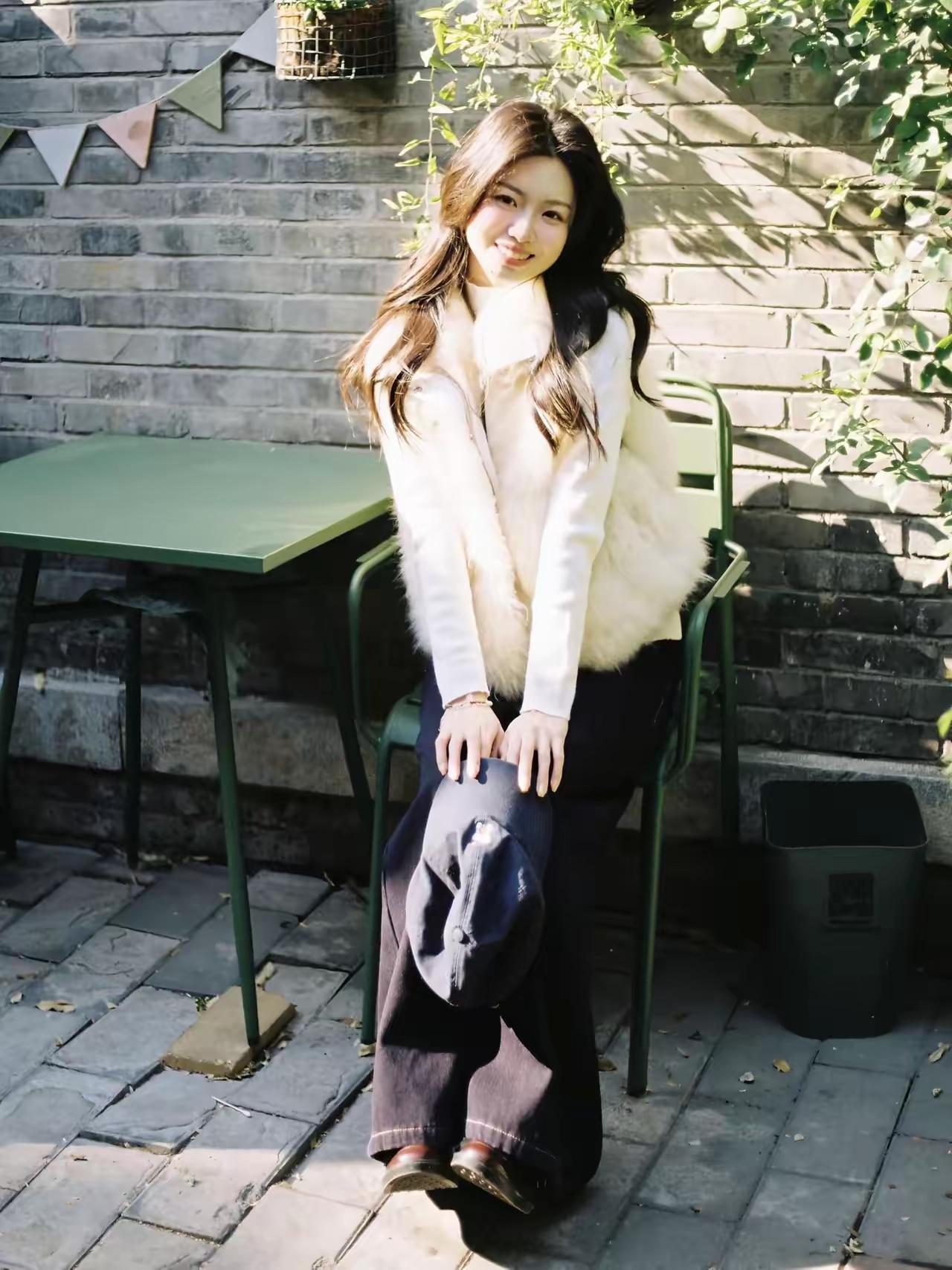 冬日穿搭风格，保暖效果最重要，牛仔裤配毛绒马甲[比心]