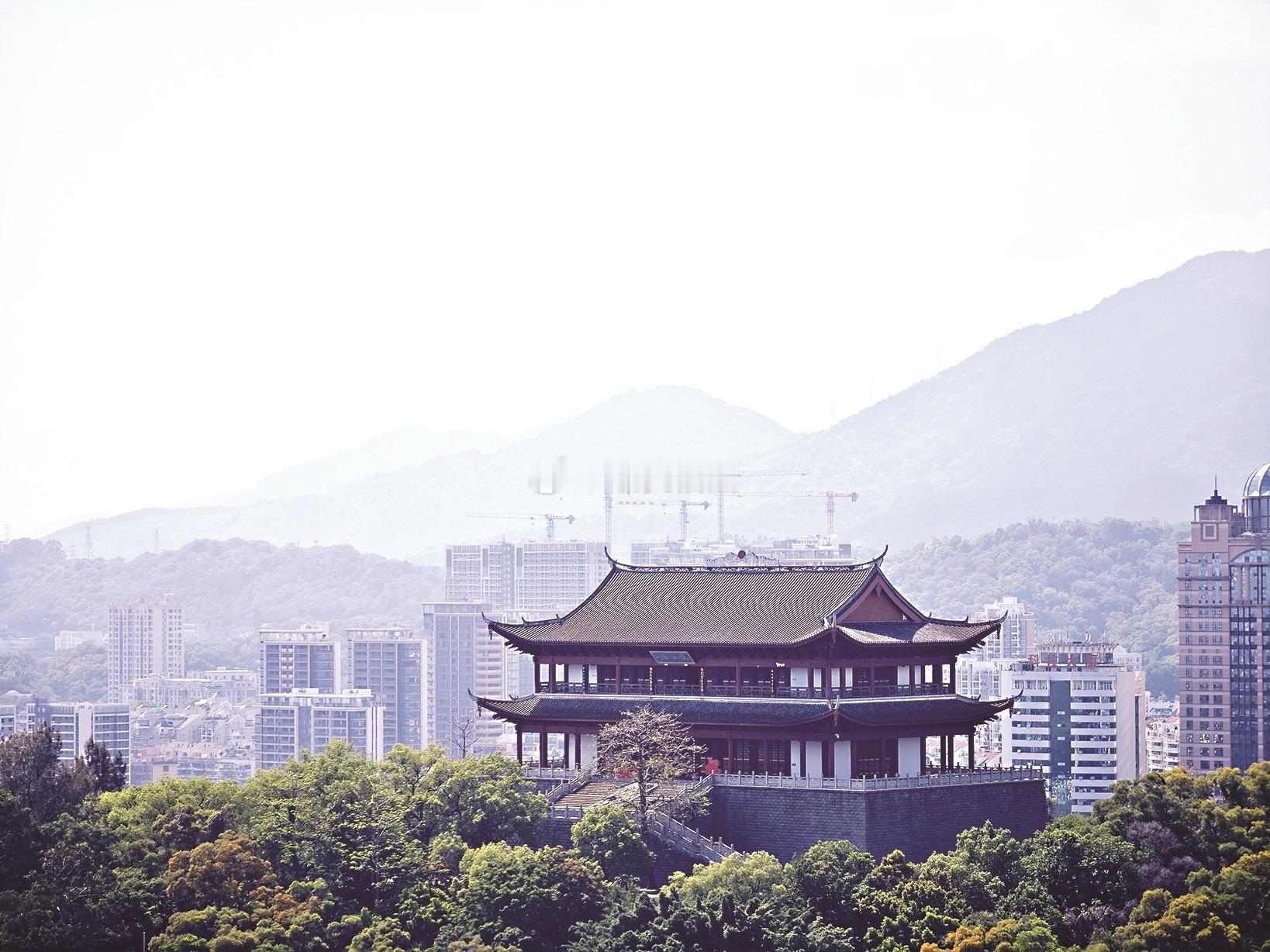 福州镇海楼与屏西旧改成片住宅同框