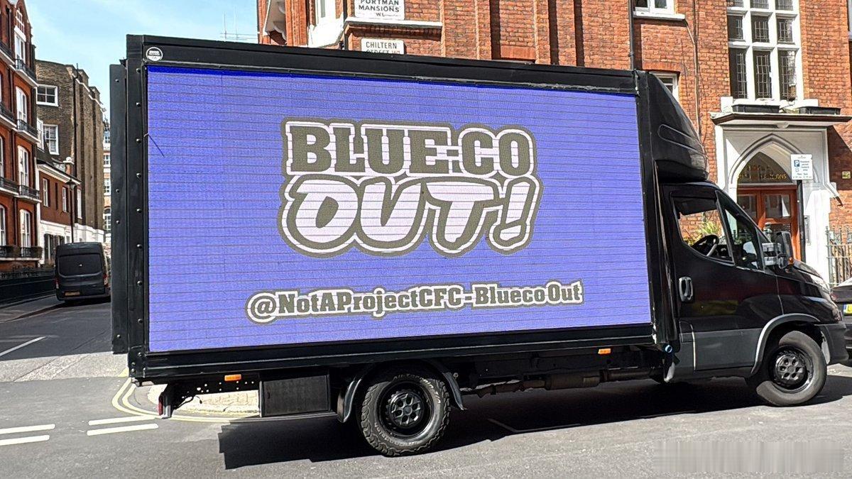 流动的BlueCo out Van through the streets of