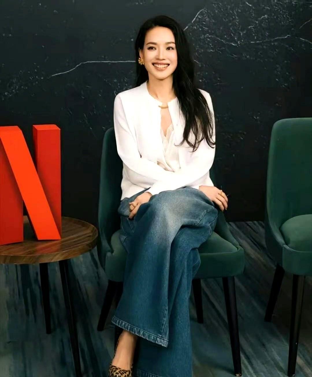 舒淇穿白开衫搭牛仔裤上飞机，脚踩豹纹高跟，没化妆，读剧本。

这幅画面恰恰说明了