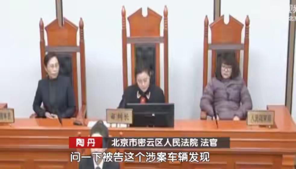 北京，一女子和好友去逛商场，回来的时候因为一个账号只能解锁一辆共享单车，而好友却
