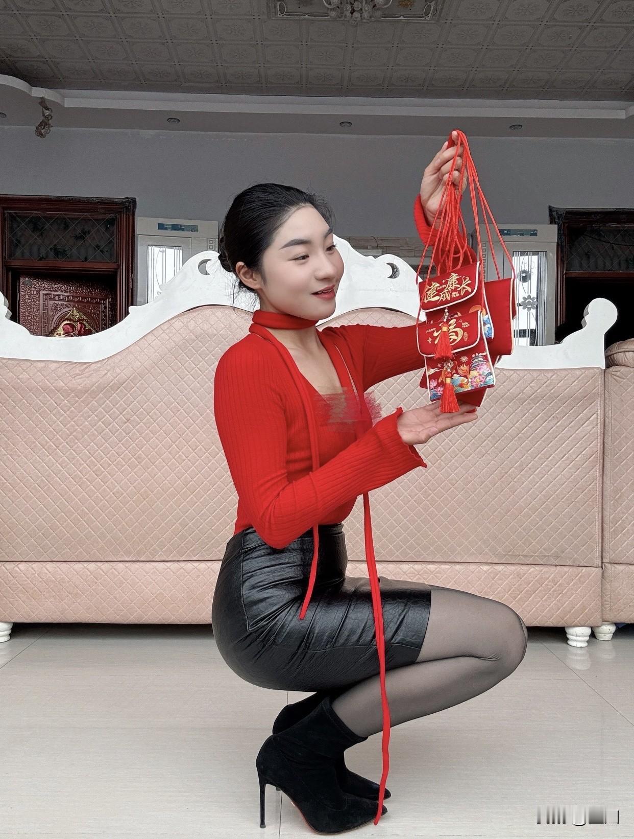 女生红色系搭配怎么穿呢?鲜红长袖搭黑色皮裙和高跟靴简直绝了！红色长袖张扬又热烈，