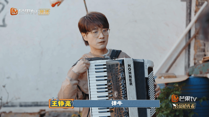 王铮亮全赛道音乐总监 从手风琴到架子鼓，王铮亮用乐器书写音乐传奇！全赛道总监的实