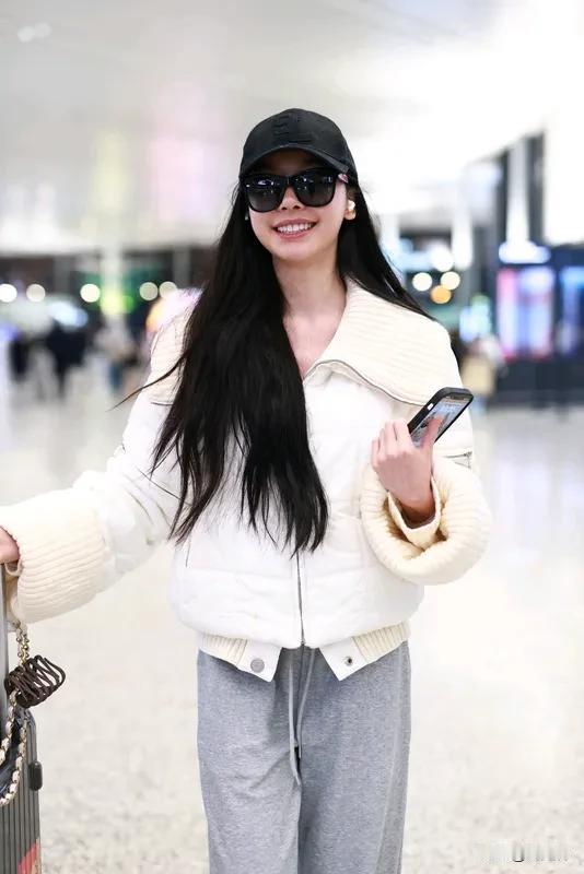 胡彦斌疑似承认恋情：接吻视频非AI 2025年这瓜一个接一个啊，胡彦斌疑似承认恋