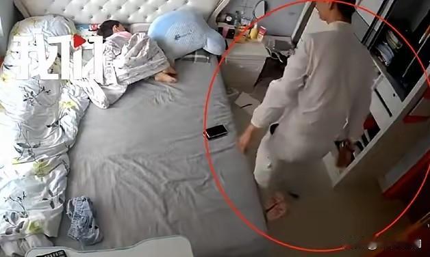 江苏苏州，女子把小孩哄了睡着之后，独自外出，当时没有锁门。
有个陌生男子则趁机闯