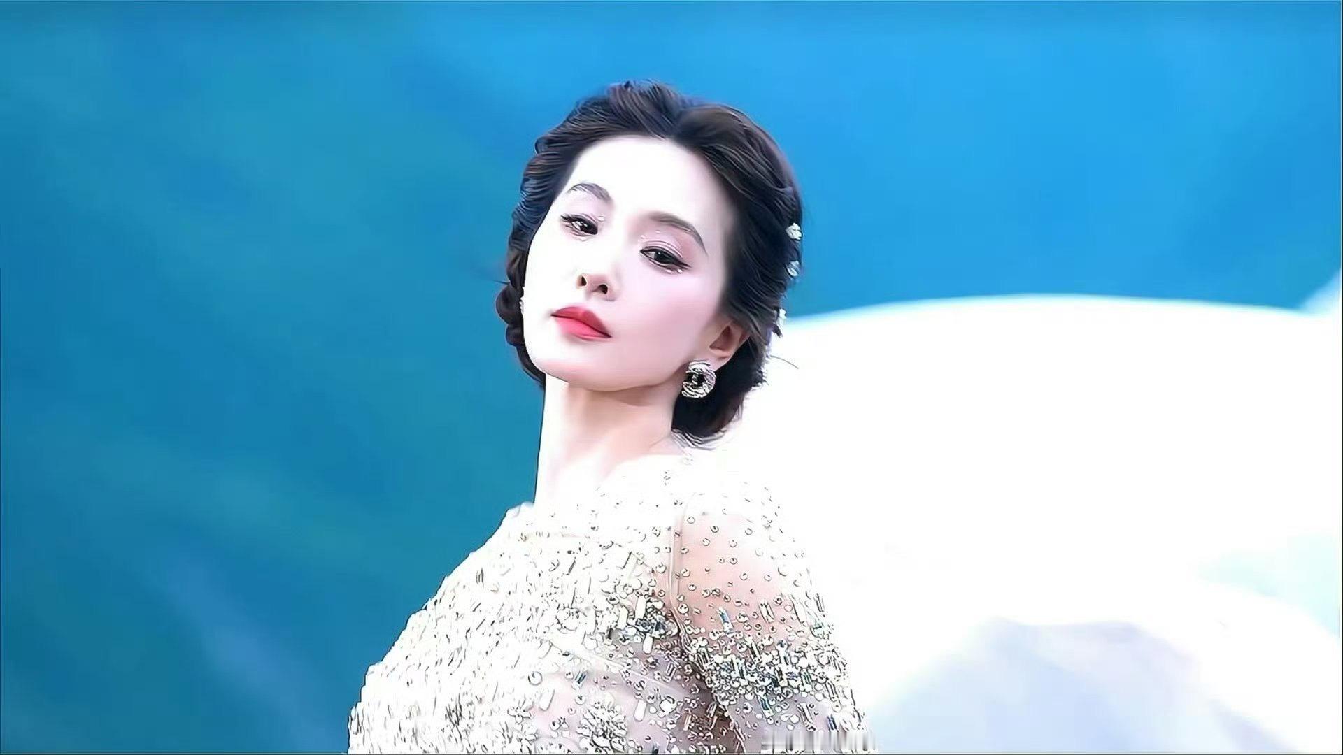 刘诗诗掀头纱Vogue红毯压轴出场的刘诗诗 