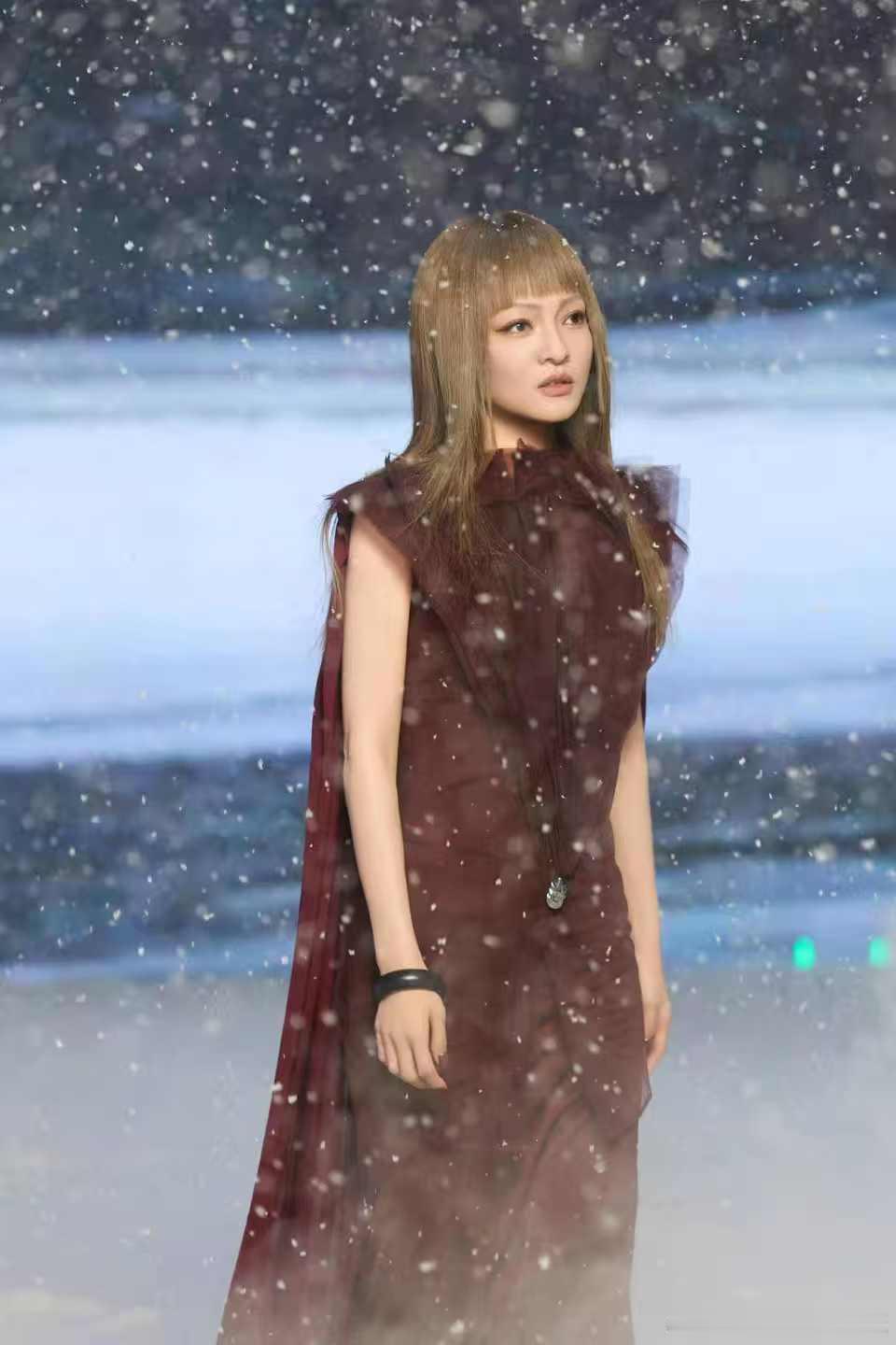 张韶涵为努力生活的成年人发声 谁被《大小孩》MV治愈了！张韶涵记录不同行业成年人