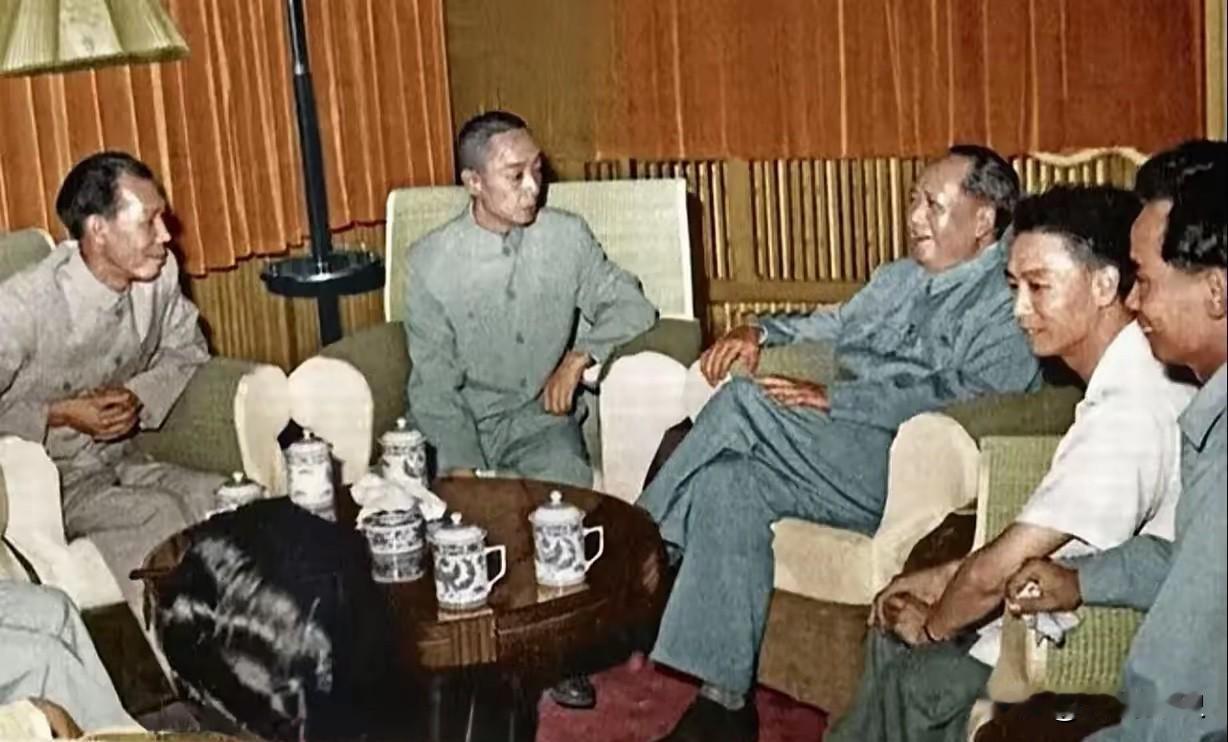 很多人只觉得建国初年大家吃苦硬扛，可我换个角度说：那代人的拼，根本不是被迫受罪，
