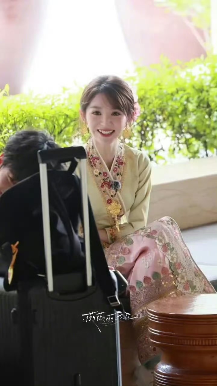 田曦薇傣装盘发造型啊啊啊啊是傣装小田！好美萌一女孩