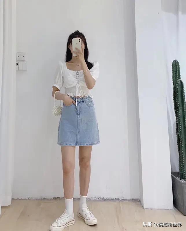 女生日常好看穿搭有很多思路。简约基础风永远不会出错，纯色T恤或针织衫搭直筒牛仔裤