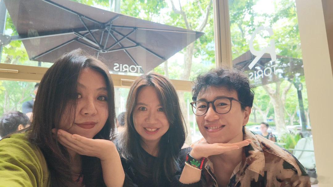 每年siff，“在别处”终于一起在上海了，我twins用她的新玩具给我们拍了合影