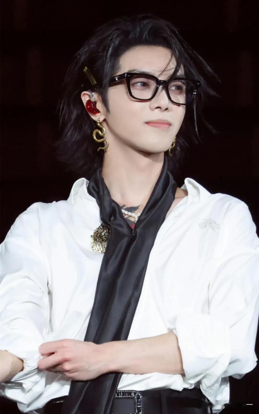 给猫喂巧克力蛋糕旧闻刚被骂上热搜第一
4月22日晚上华晨宇火星演唱会乐园2.0就