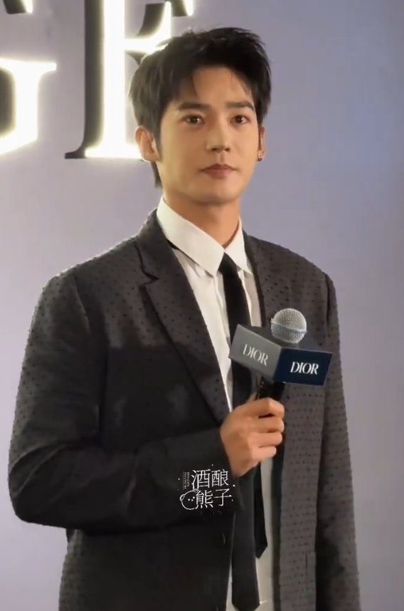 于适上海线下活动生图于适上海活动穿黑西装的样子，真的是帅到我心坎里了。生图状态完
