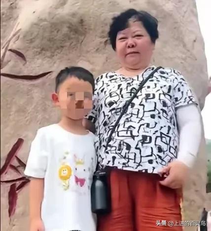 熊磊的母亲和她婆婆乍一看真的超级像，不仅外貌相似，连神态都很像，真的是应了那句“