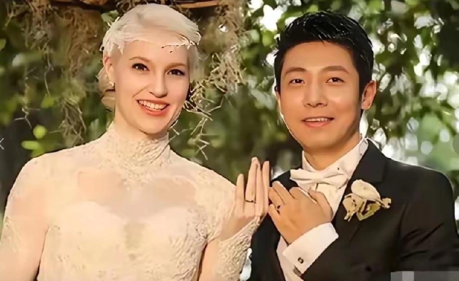 主持人问撒贝宁：“你跟老婆平时用什么语言交流？”
撒贝宁说：“我跟她沟通不了，她