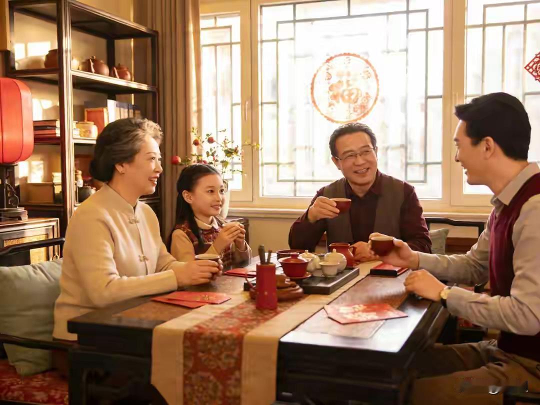 年初四，晨光里藏着新岁的温柔絮语。窗外的世界，还沉浸在节日的余韵中，偶尔传来几声