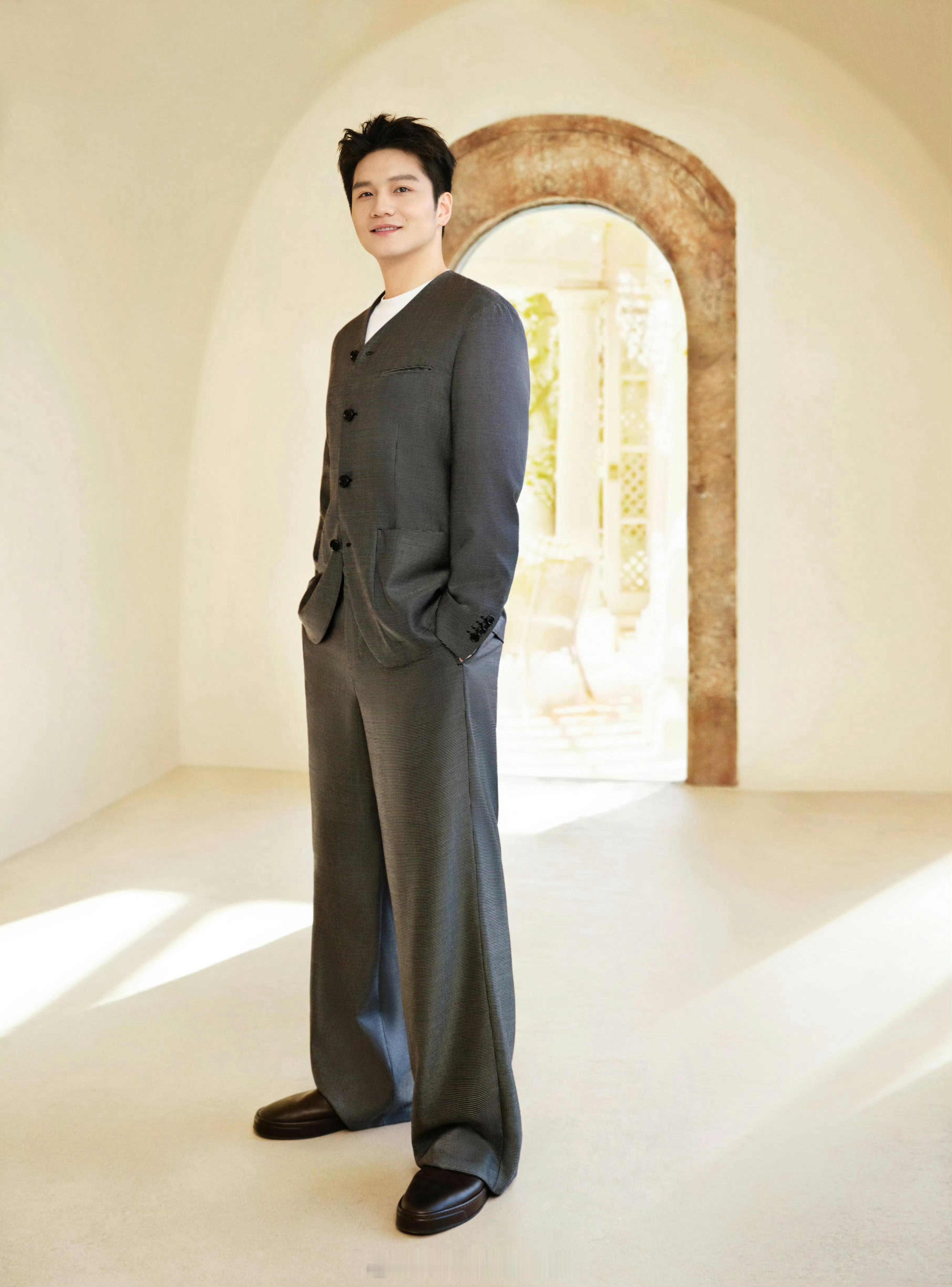 樊振东米兰到达 男人有钱就有样 前来求偶💍 