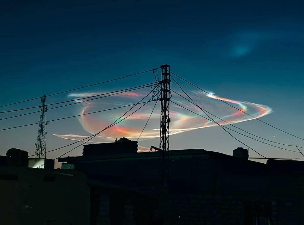 在巴基斯坦俾路支省哈奈、奎达等地上空出现罕见荚状云，形如巨大的椭圆形飞碟悬浮天际