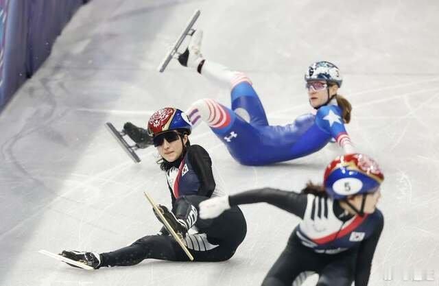 美国选手说冬奥短道赛场冰太软美国队带走韩国队瞬间为啥这么多人摔，中国决赛也出现了