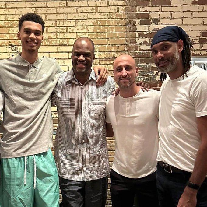 文班亚马谈到今晚在场馆内观看他的马刺传奇人物，大卫-罗宾逊和吉诺比利、邓肯在场边