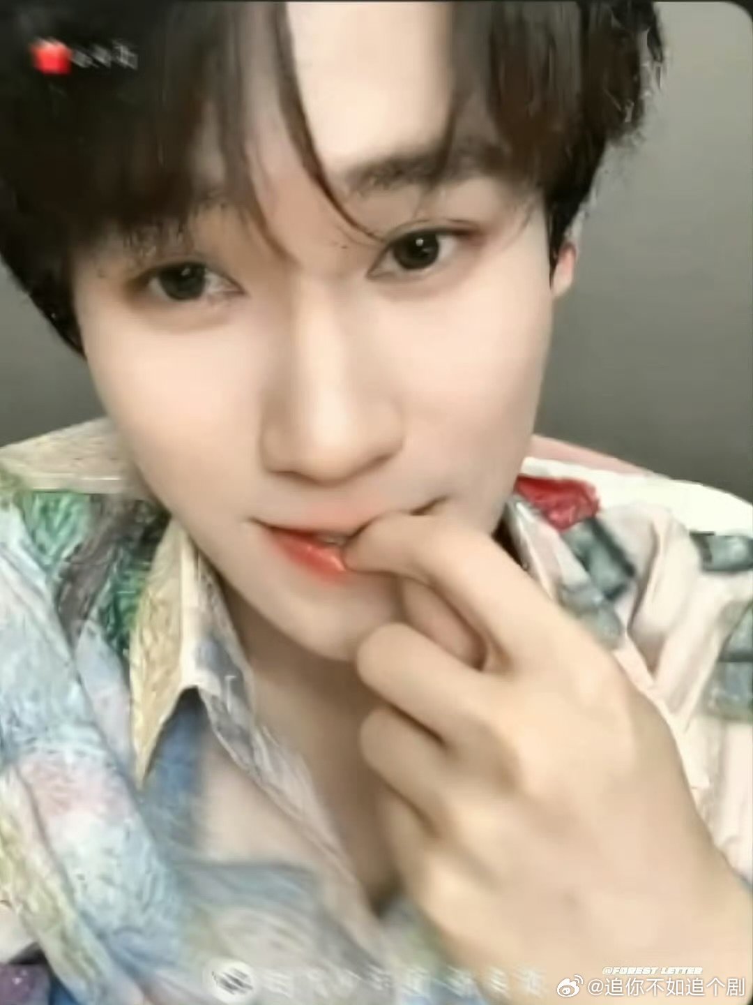 张真源想你的腋 大张伟教张真源唱想你的腋从前只听过深情的想你的夜，经过二人一番改