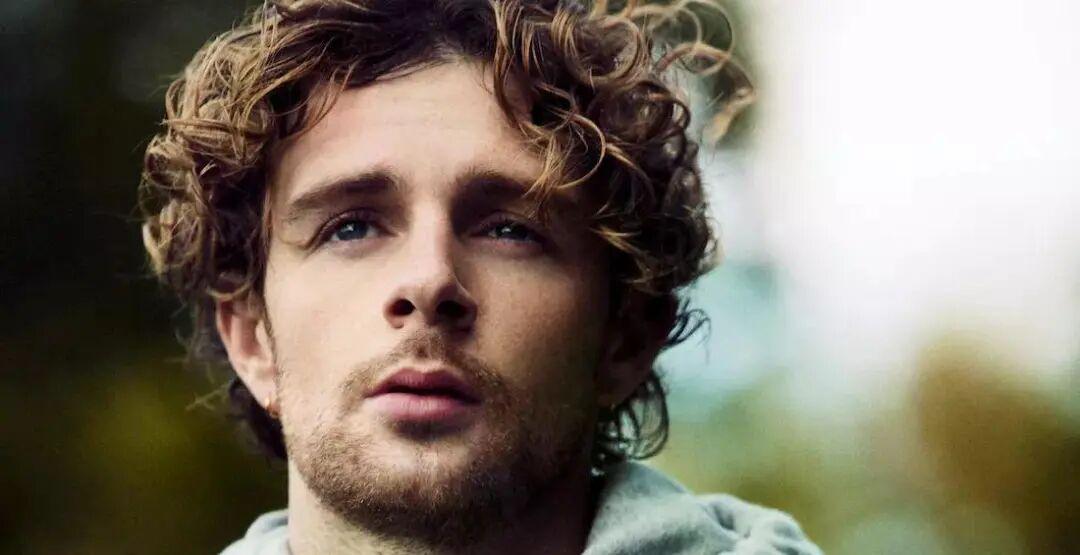 Tom Grennan 于1995年6月8日出生于英国贝德福德，青少年时期曾是一