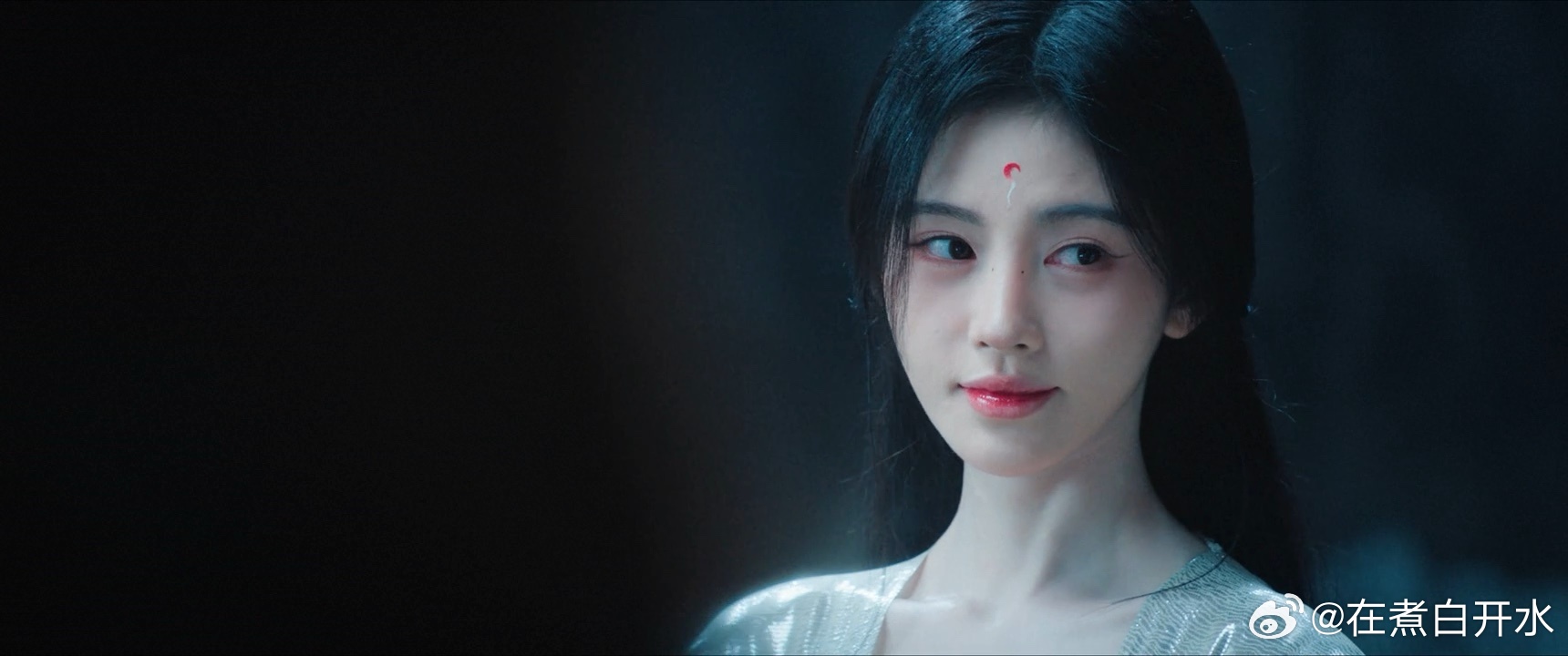 月鳞绮纪有自己的青蛇白蛇狠狠被鞠婧祎和陈都灵美到！两人自带妖异又仙气的氛围感，像