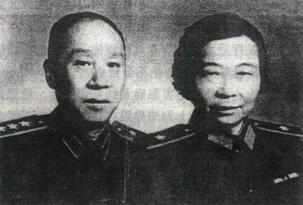 必须给甘泗淇上将和李贞将军点赞！1955年李贞成为新中国第一位女将军，授衔回家后