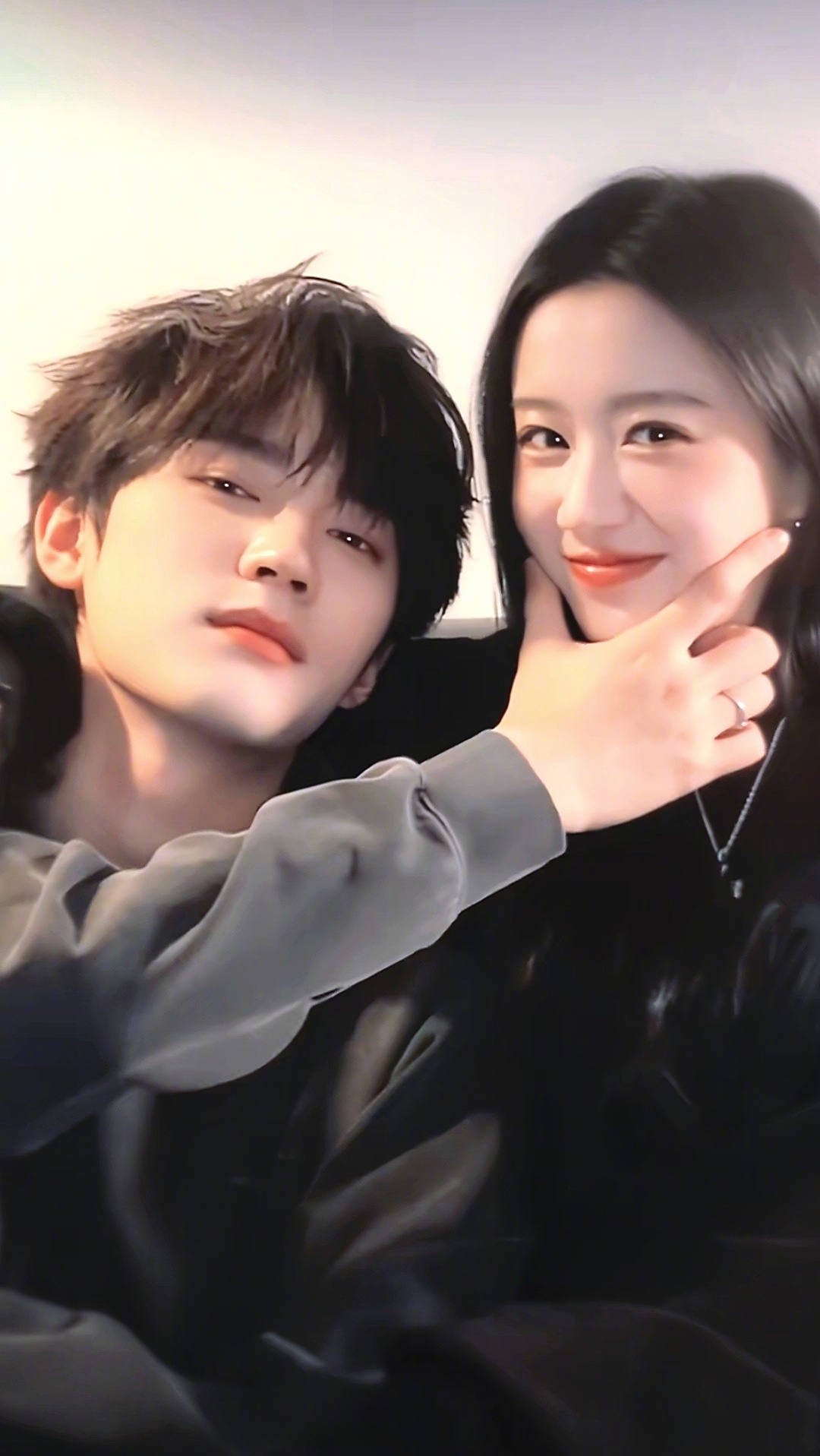 江湖夜雨十年灯说真的，周翊然和包上恩就该用这个造型拍部现偶