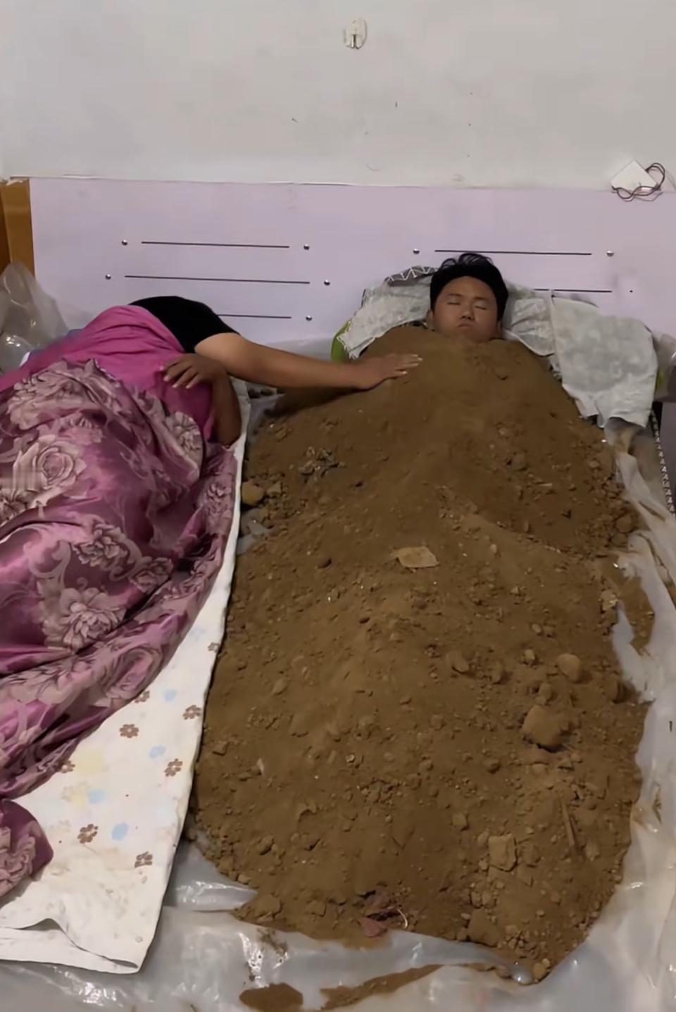 梦中沙堆掩，醒来泪满巾。湿😭