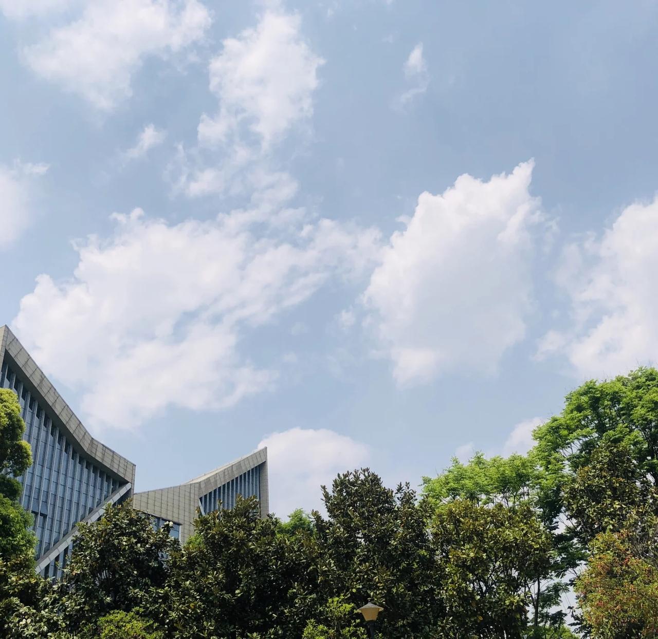 出着太阳下着雨哈哈感觉没有我第一天来的时
时候天蓝了，第一天到的时候那个天空真的