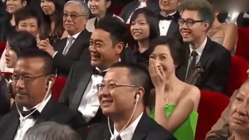 这张照片我一眼就认出了面色黝黑戴着眼镜的姜文、露出半个脑袋的洪金宝与笑容灿烂的刘