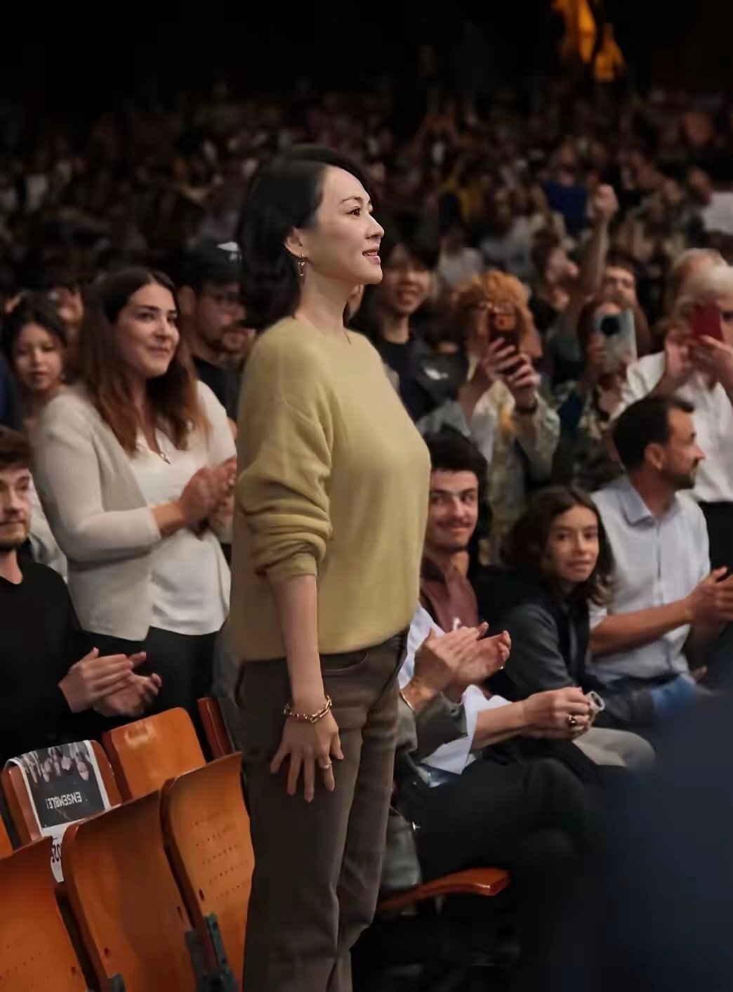 说实话，我理解章子怡为什么会落泪。这几年她过得太不容易了。人到中年，婚姻折戟，电