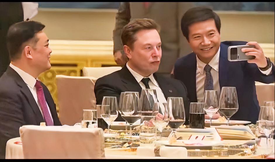 马斯克访华行程繁忙，先发文炫耀与黄仁勋同机空军一号，又因拍照成热搜。晚宴上与库克