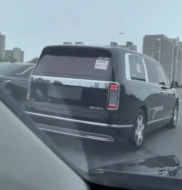 尊界V800无伪装上路，这实车图看着是真的大！镀铬件随处可见。之前申报的信息中有