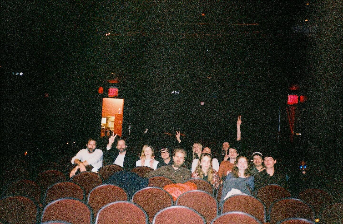 《怪奇物语》主演集体看大结局主创达菲兄弟发文：几周前，我和当时在纽约宣传的剧组成