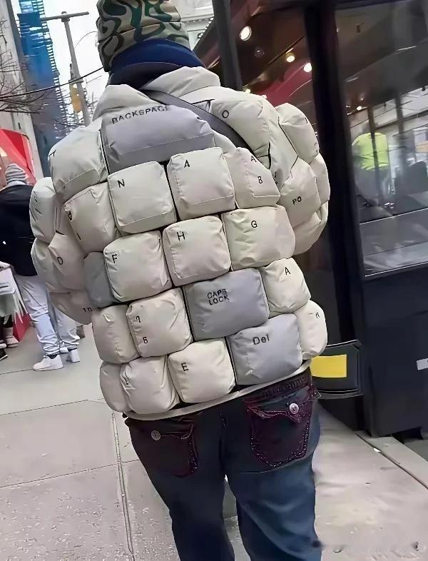 天气冷啦，穿什么的都有
街上遇见一位把键盘穿身上的
这衣服保暖不
键盘侠 脚下垫