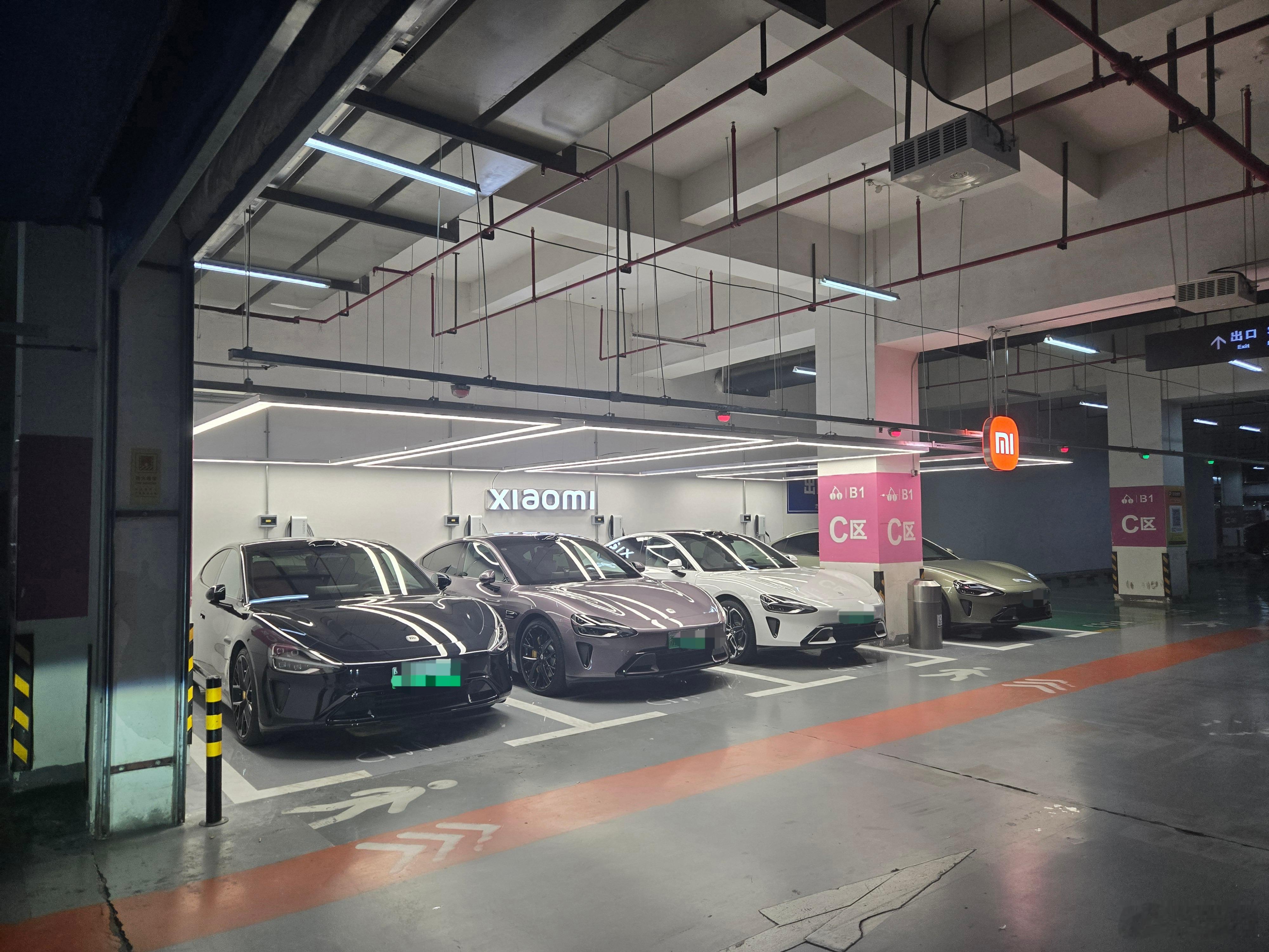 小米SU7开会四种颜色四种完全不同的风格#小米su7# ​​​