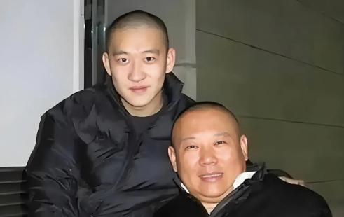 2010年，曹云金出走德云社，带走了19岁的烧饼。曹云金说:“德云社称收徒弟不收