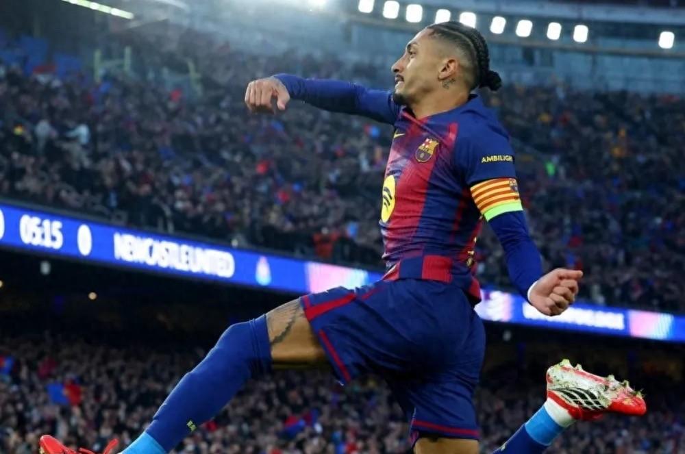 作为看了十几年欧冠的老球迷，今早看到这比分牌我真的懵了：这是 فوتبال（足球