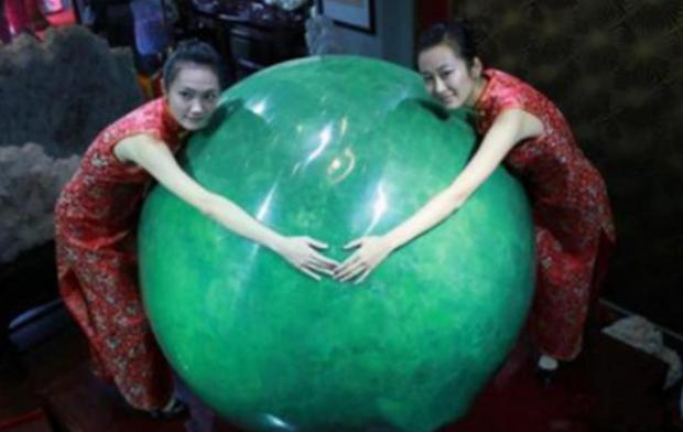 2003年，陕西的男子赵社良凭一己之力，挖出了重达6吨的夜明珠。有专家曾给它估值