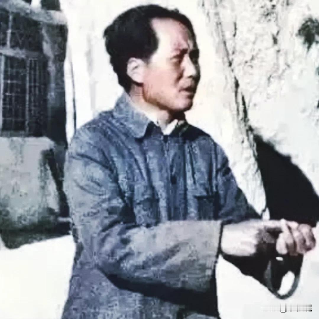“教员”称号，已经被赋予了神圣的含义，别人夺不走了。

称教员的人都是老人家学生