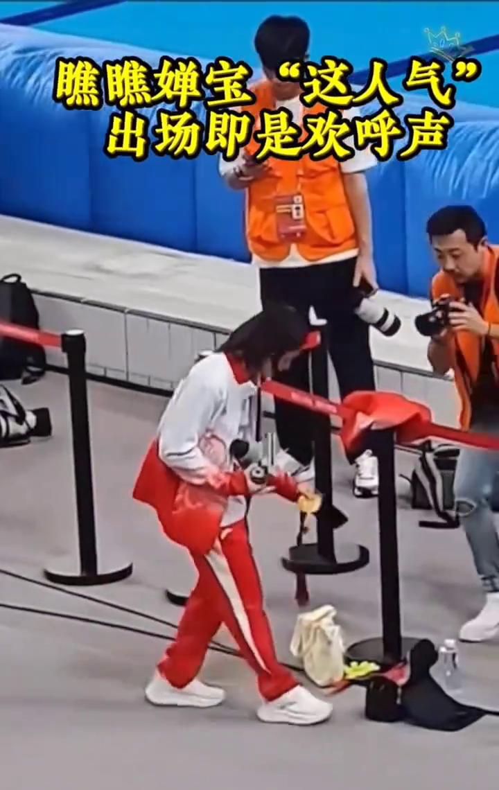 瞧瞧婵宝这人气，出场即是欢呼声。