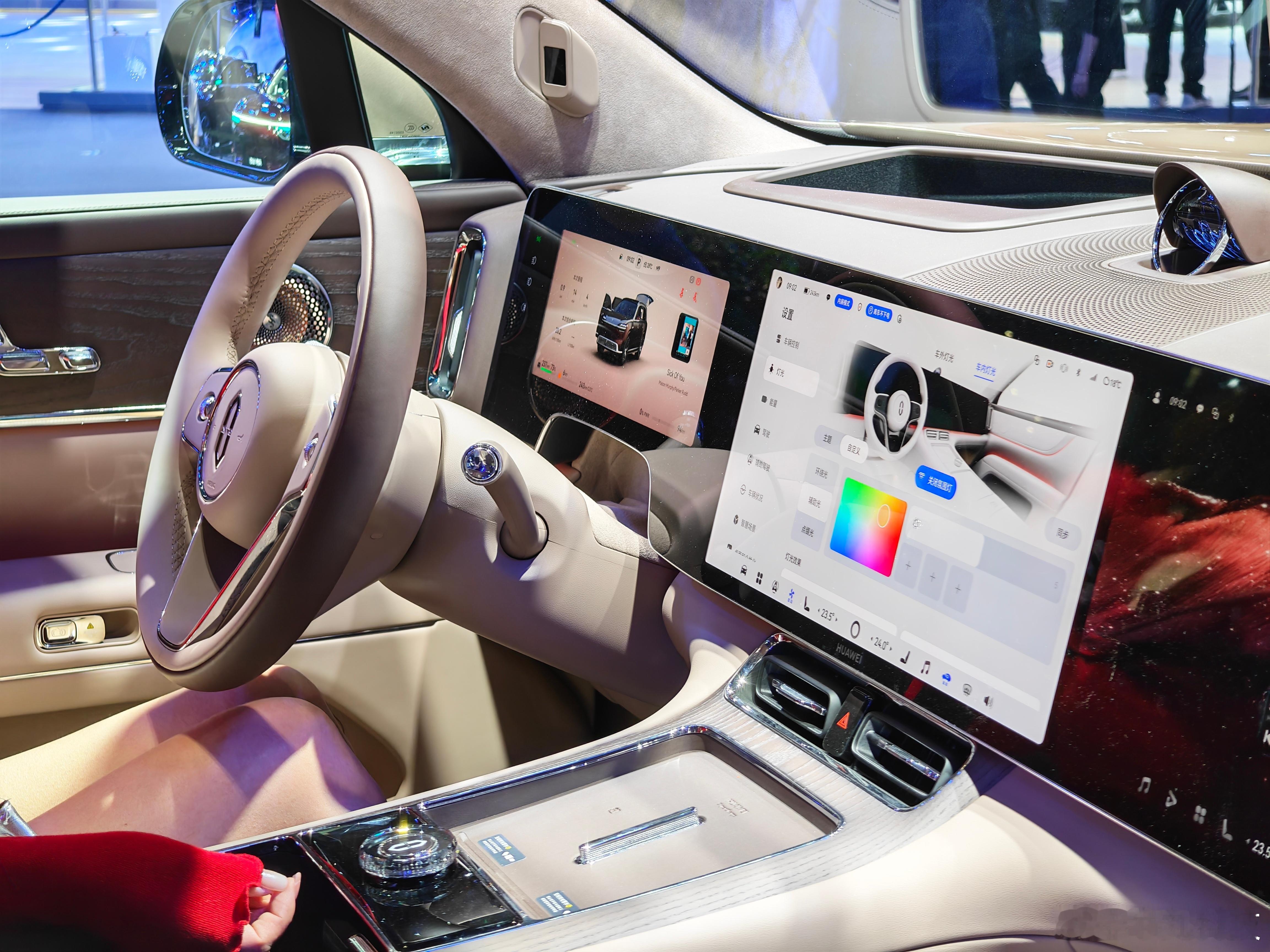 牛丸科技带逛2026北京车展｜鸿蒙智行问界今天扎在鸿蒙智行展台挪不动脚了！全新一