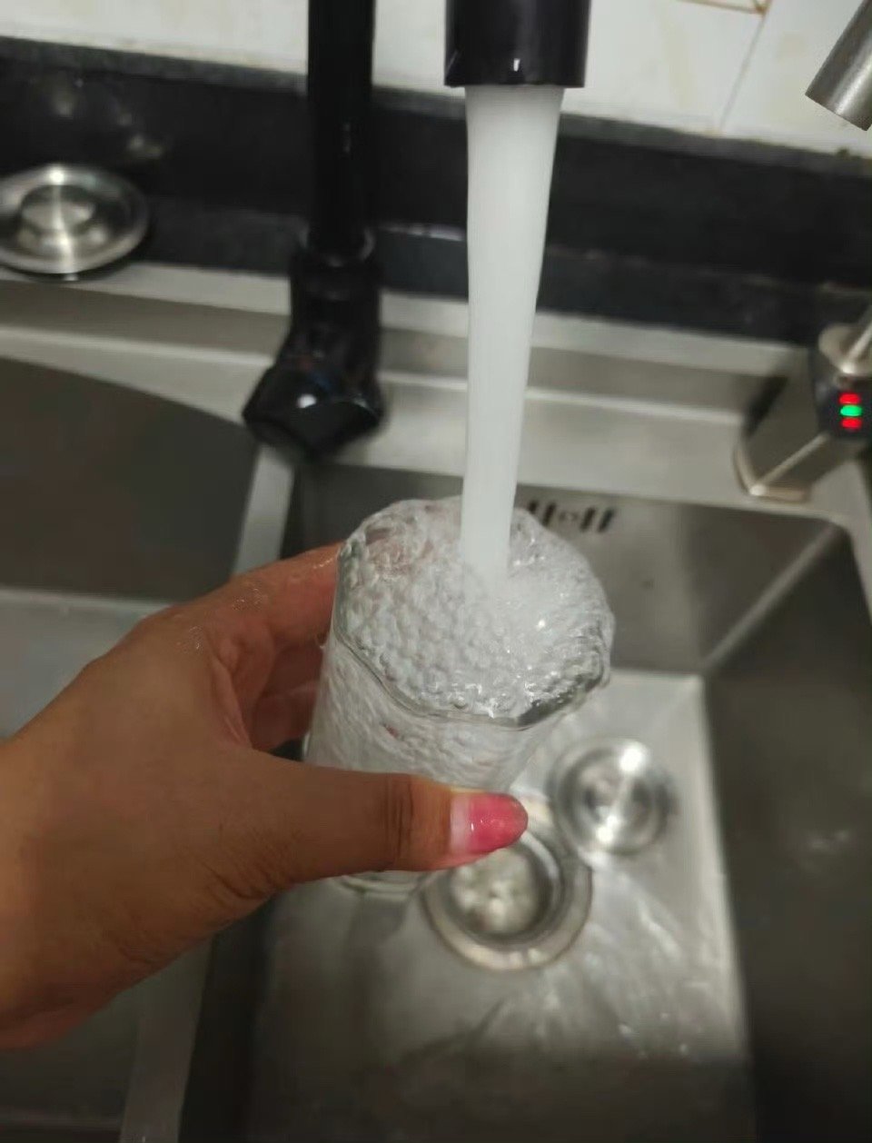 怪不得头发越洗越枯水也分软硬 ​​​